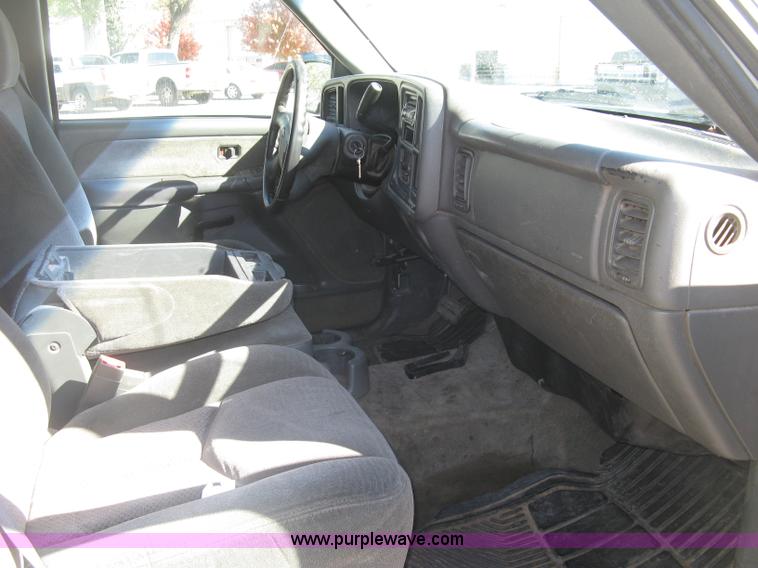 image for item H8746 2003 Chevrolet Silverado 2500HD LS Crew Cab pickup truck