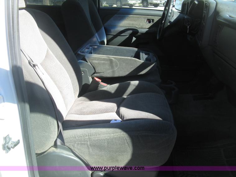 image for item H8746 2003 Chevrolet Silverado 2500HD LS Crew Cab pickup truck