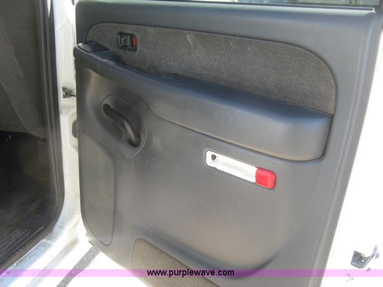 image for item H8746 2003 Chevrolet Silverado 2500HD LS Crew Cab pickup truck