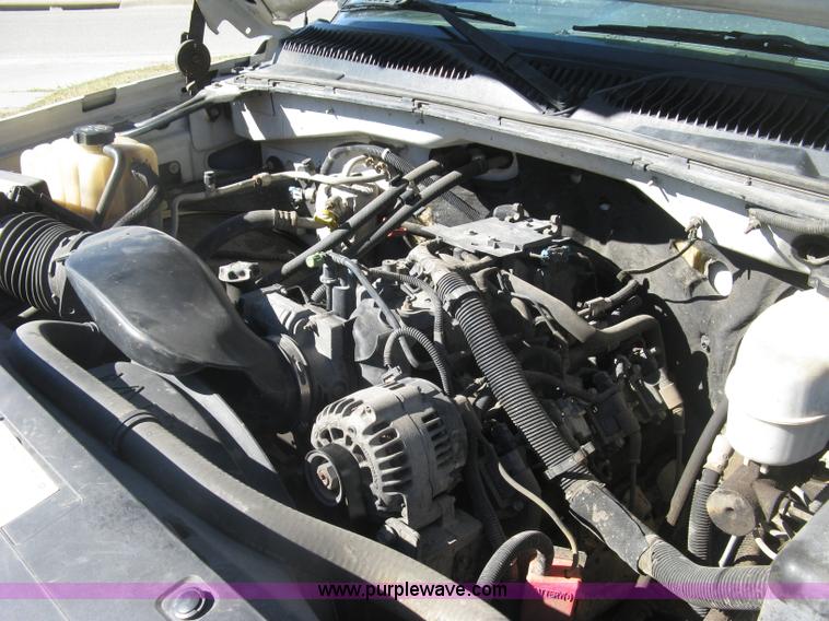 image for item H8746 2003 Chevrolet Silverado 2500HD LS Crew Cab pickup truck