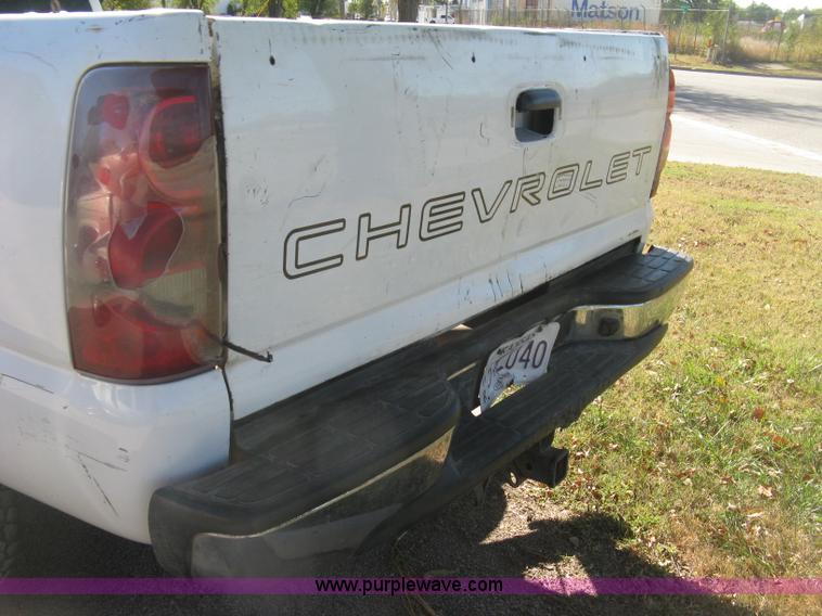 image for item H8746 2003 Chevrolet Silverado 2500HD LS Crew Cab pickup truck