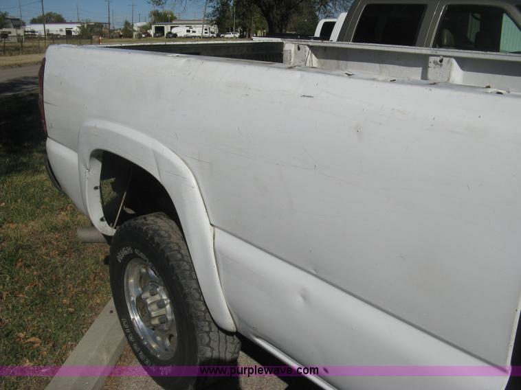 image for item H8746 2003 Chevrolet Silverado 2500HD LS Crew Cab pickup truck
