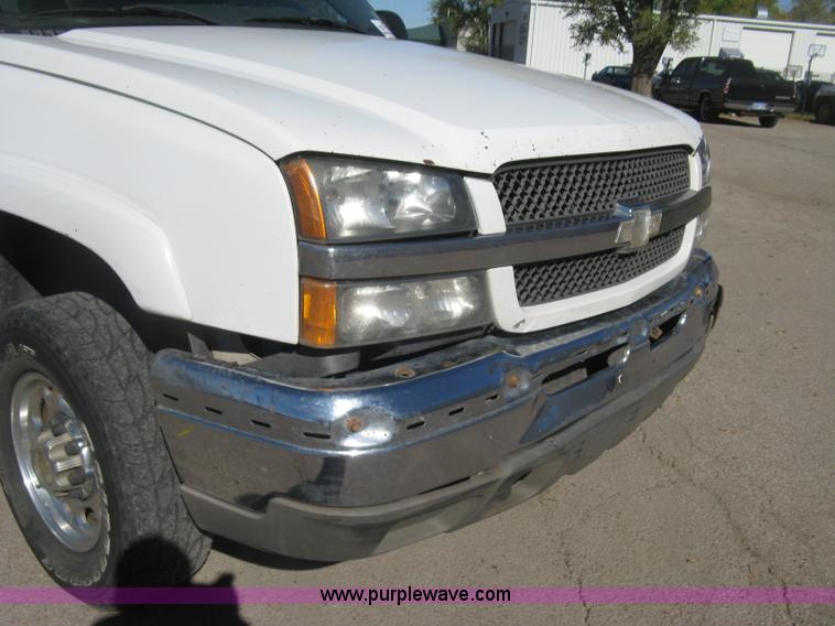 image for item H8746 2003 Chevrolet Silverado 2500HD LS Crew Cab pickup truck