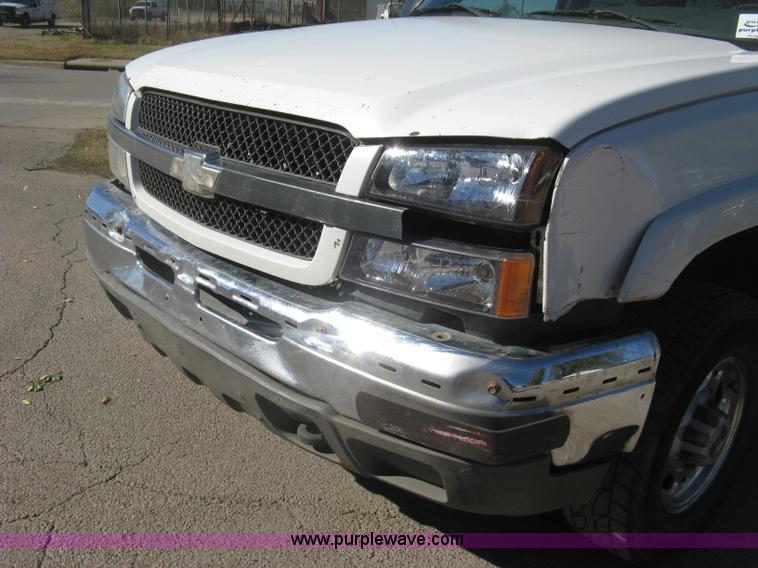 image for item H8746 2003 Chevrolet Silverado 2500HD LS Crew Cab pickup truck