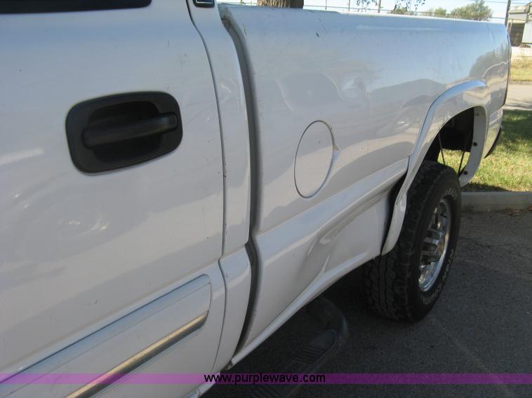 image for item H8746 2003 Chevrolet Silverado 2500HD LS Crew Cab pickup truck