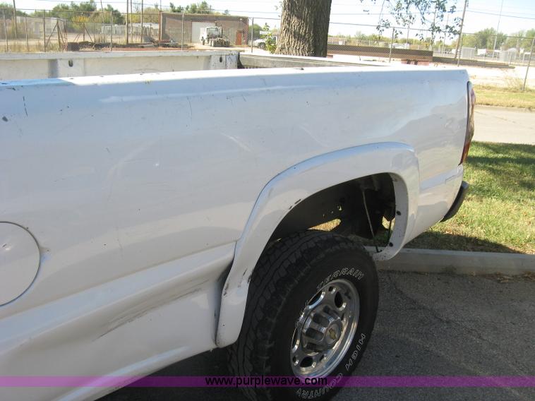 image for item H8746 2003 Chevrolet Silverado 2500HD LS Crew Cab pickup truck