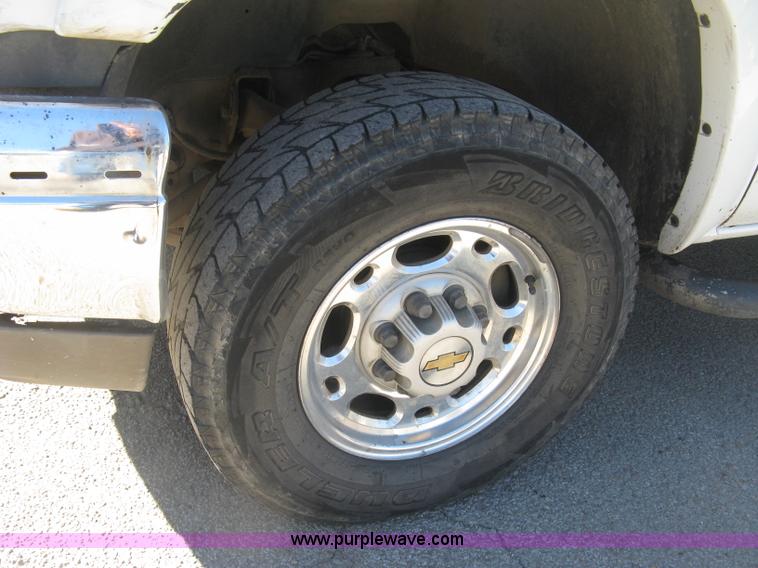 image for item H8746 2003 Chevrolet Silverado 2500HD LS Crew Cab pickup truck