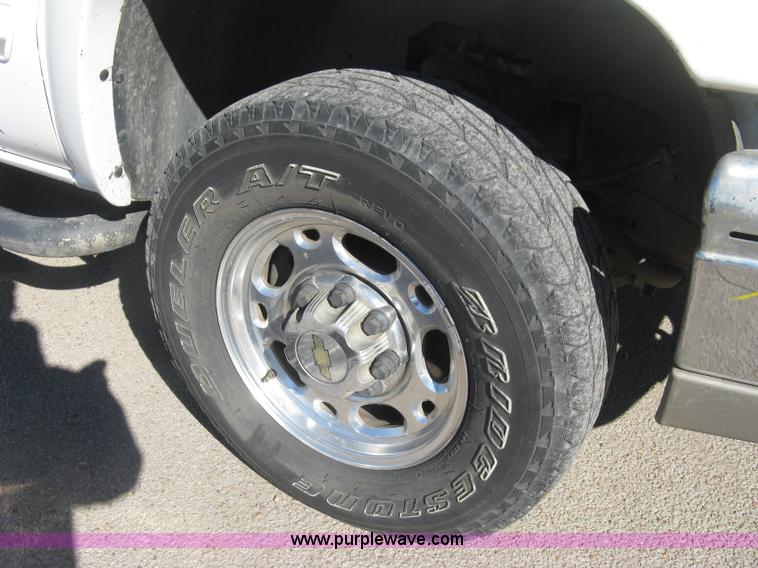 image for item H8746 2003 Chevrolet Silverado 2500HD LS Crew Cab pickup truck