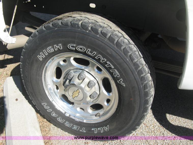 image for item H8746 2003 Chevrolet Silverado 2500HD LS Crew Cab pickup truck