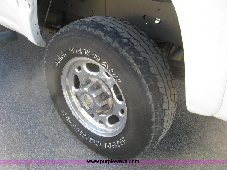 image for item H8746 2003 Chevrolet Silverado 2500HD LS Crew Cab pickup truck