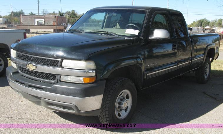image for item H8750 2001 Chevrolet Silverado 2500HD LS Ext. Cab pickup truck