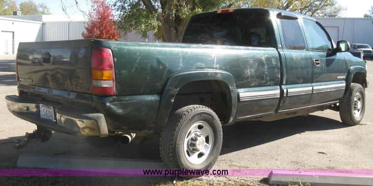 image for item H8750 2001 Chevrolet Silverado 2500HD LS Ext. Cab pickup truck
