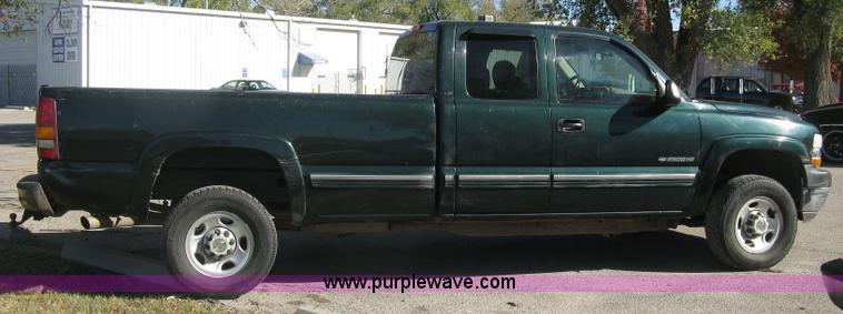 image for item H8750 2001 Chevrolet Silverado 2500HD LS Ext. Cab pickup truck