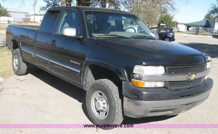 image for item H8750 2001 Chevrolet Silverado 2500HD LS Ext. Cab pickup truck