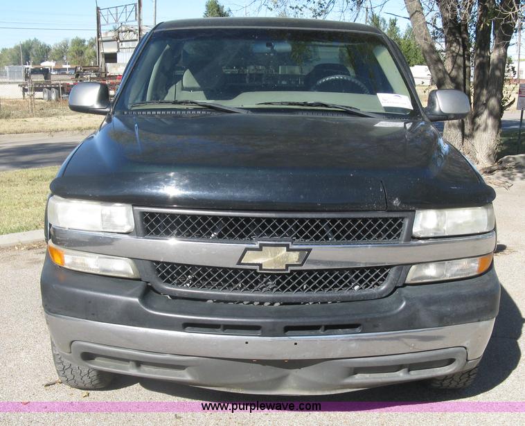 image for item H8750 2001 Chevrolet Silverado 2500HD LS Ext. Cab pickup truck