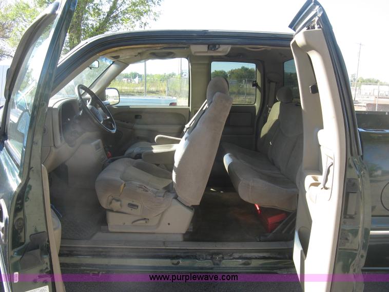 image for item H8750 2001 Chevrolet Silverado 2500HD LS Ext. Cab pickup truck