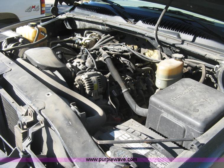 image for item H8750 2001 Chevrolet Silverado 2500HD LS Ext. Cab pickup truck