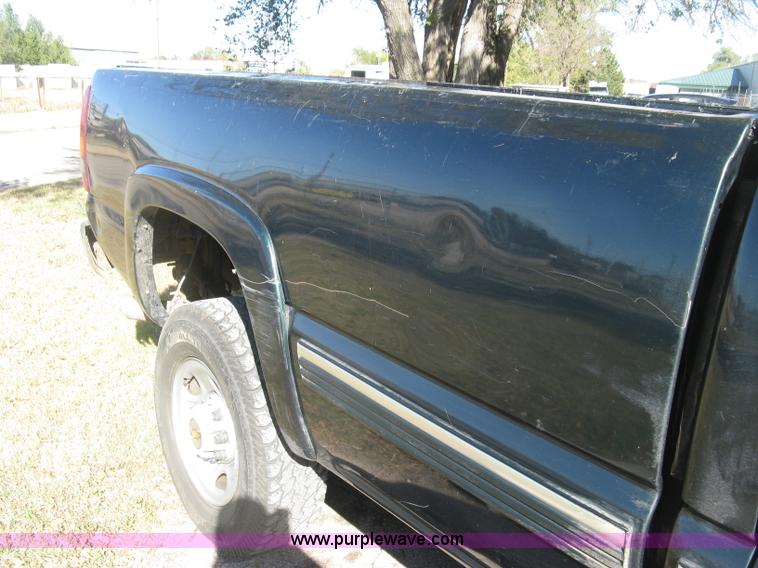 image for item H8750 2001 Chevrolet Silverado 2500HD LS Ext. Cab pickup truck