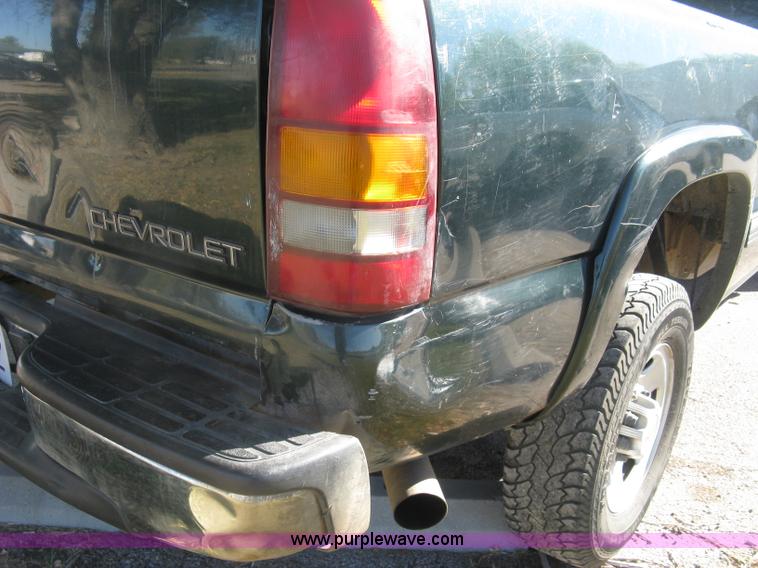 image for item H8750 2001 Chevrolet Silverado 2500HD LS Ext. Cab pickup truck