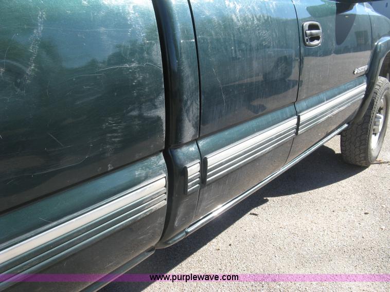 image for item H8750 2001 Chevrolet Silverado 2500HD LS Ext. Cab pickup truck