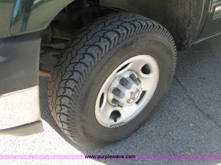 image for item H8750 2001 Chevrolet Silverado 2500HD LS Ext. Cab pickup truck