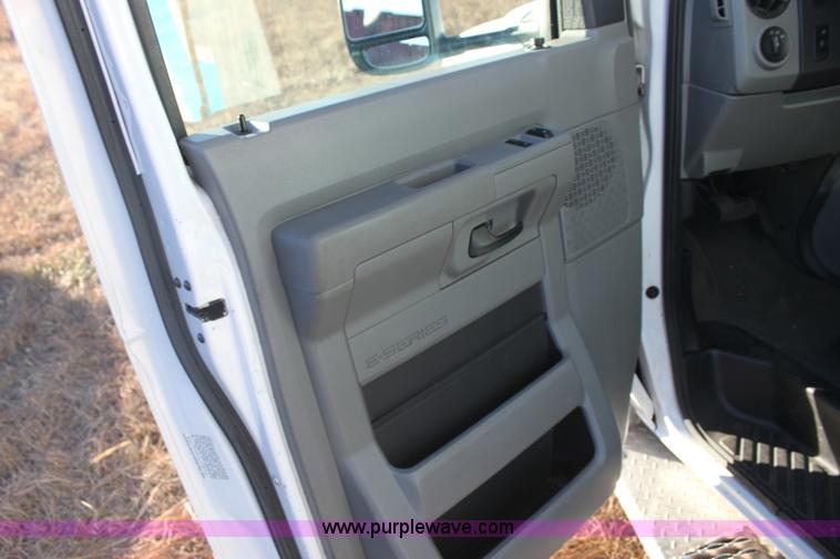 image for item H9379 2010 Ford Econoline E450 ambulance