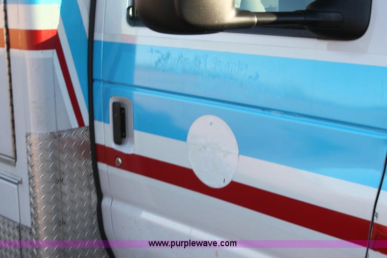 image for item H9379 2010 Ford Econoline E450 ambulance