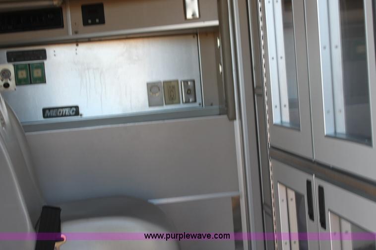 image for item H9379 2010 Ford Econoline E450 ambulance