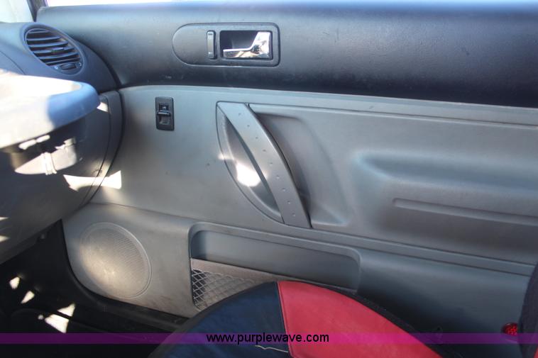 image for item I2390 1999 Volkswagen New Beetle GLS