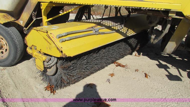 image for item I3183 Superior DT80C broom