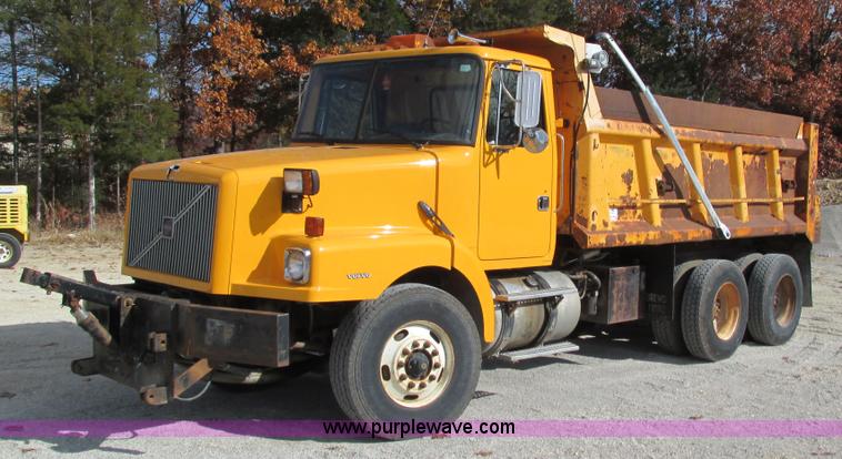 image for item I3184 2000 Volvo WG dump truck