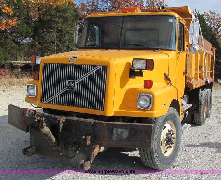 image for item I3184 2000 Volvo WG dump truck