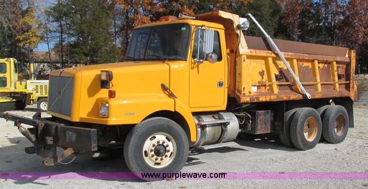 image for item I3184 2000 Volvo WG dump truck