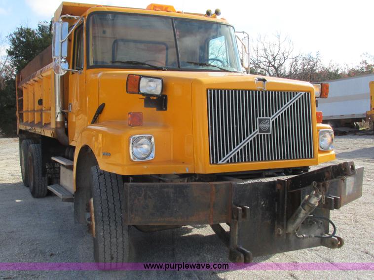 image for item I3184 2000 Volvo WG dump truck