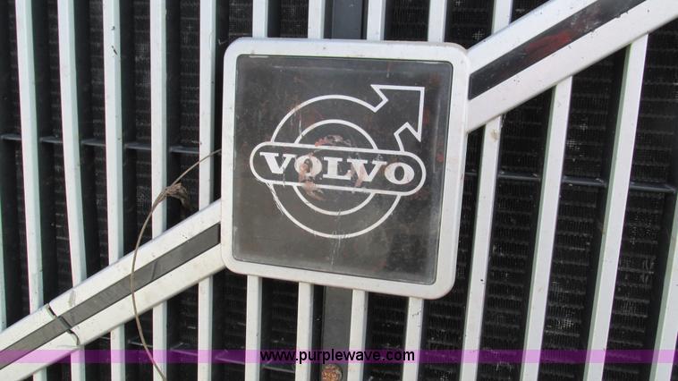 image for item I3184 2000 Volvo WG dump truck