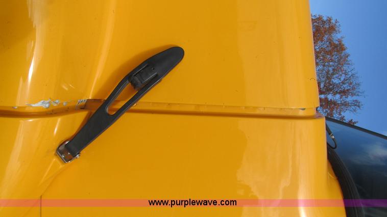 image for item I3184 2000 Volvo WG dump truck