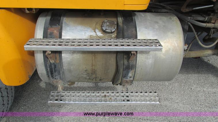 image for item I3184 2000 Volvo WG dump truck