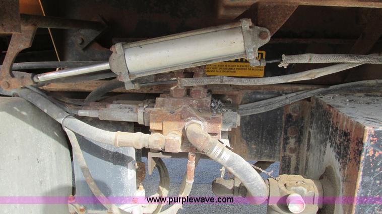 image for item I3184 2000 Volvo WG dump truck