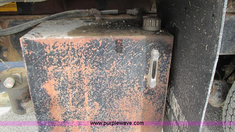 image for item I3184 2000 Volvo WG dump truck