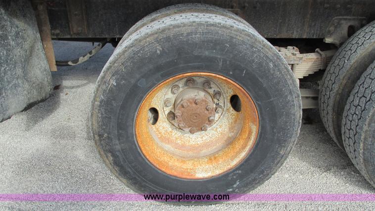 image for item I3184 2000 Volvo WG dump truck