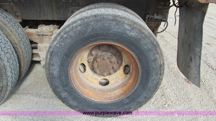 image for item I3184 2000 Volvo WG dump truck