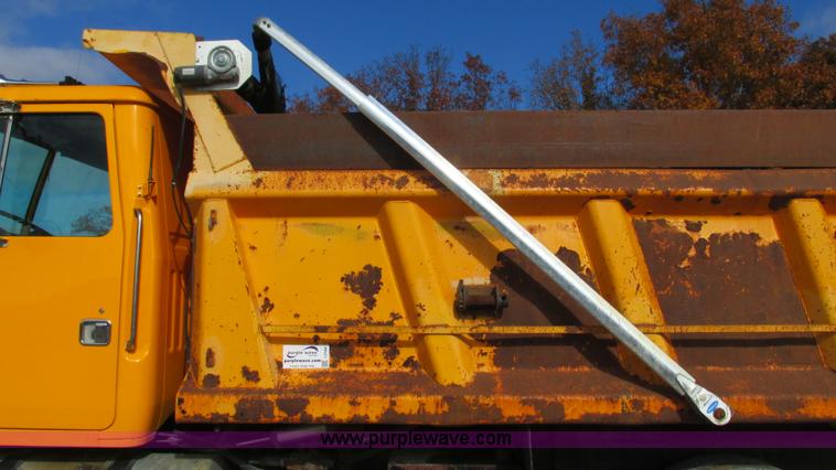 image for item I3184 2000 Volvo WG dump truck