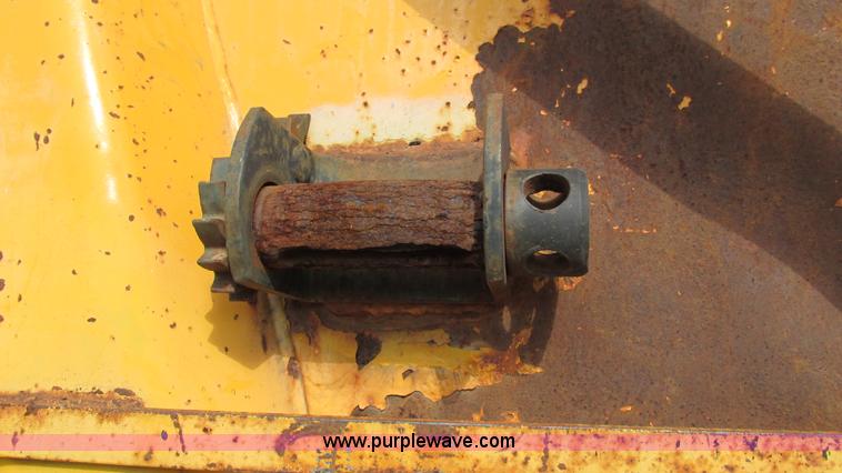 image for item I3184 2000 Volvo WG dump truck