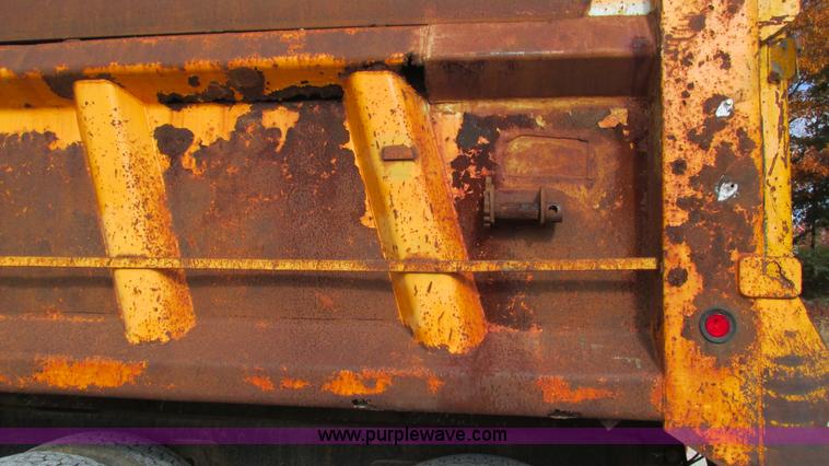 image for item I3184 2000 Volvo WG dump truck