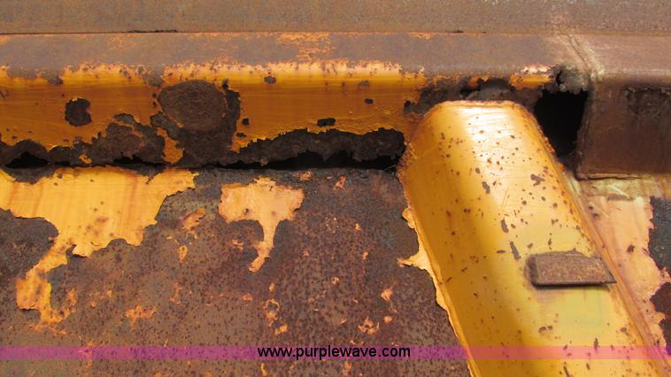 image for item I3184 2000 Volvo WG dump truck