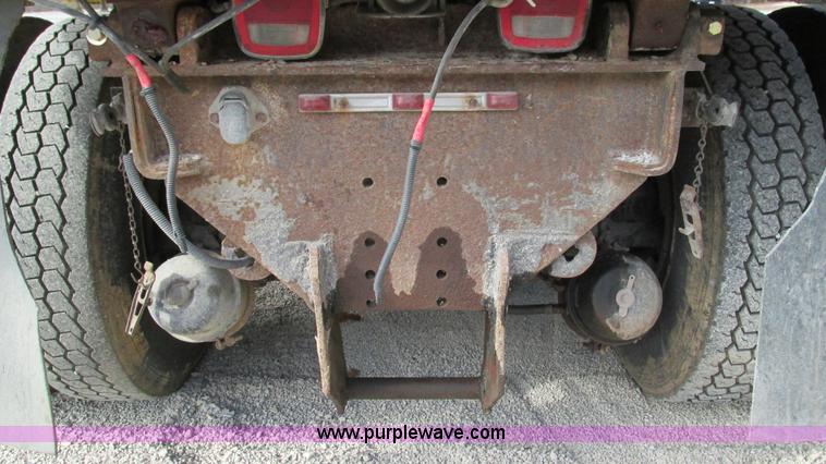 image for item I3184 2000 Volvo WG dump truck