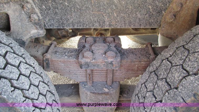 image for item I3184 2000 Volvo WG dump truck