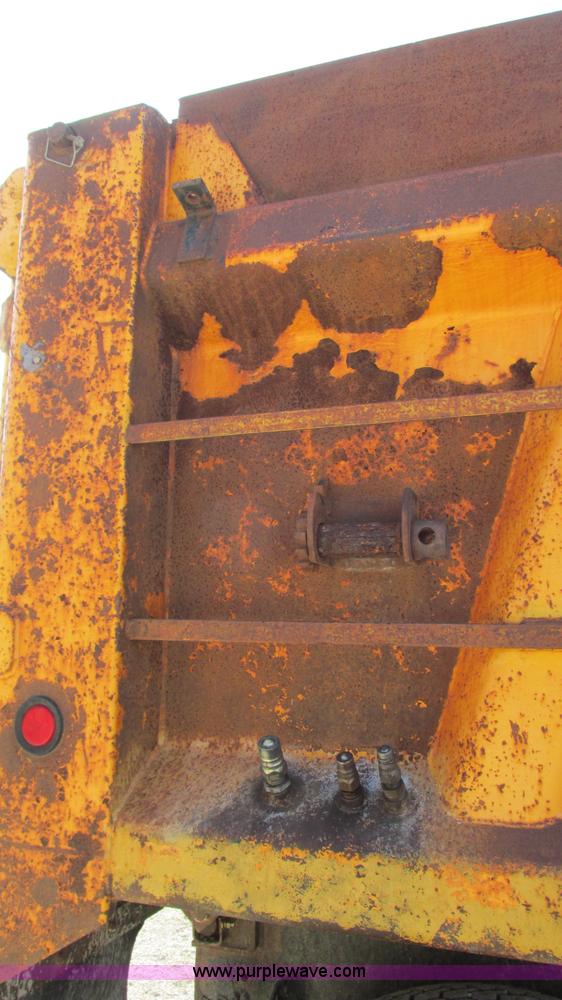 image for item I3184 2000 Volvo WG dump truck