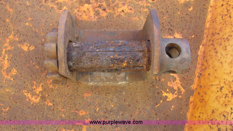 image for item I3184 2000 Volvo WG dump truck