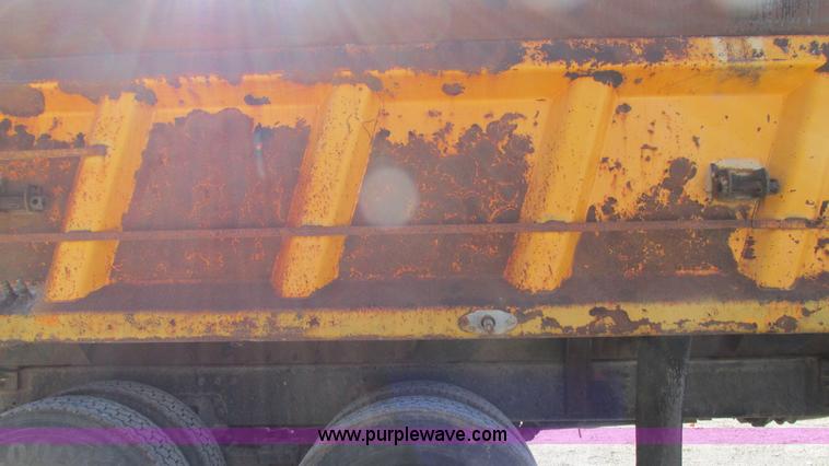 image for item I3184 2000 Volvo WG dump truck